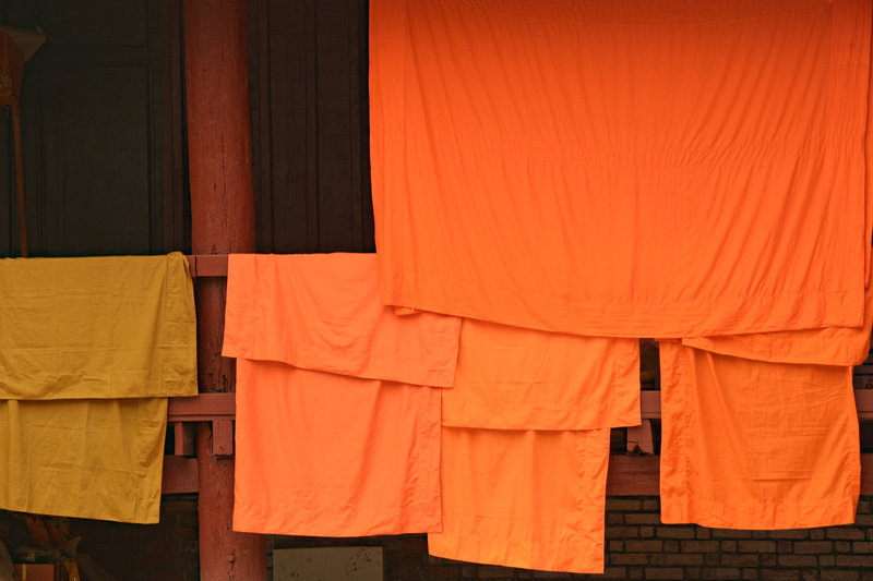 Mönchsgewänder zum Trocknen aufgehängt